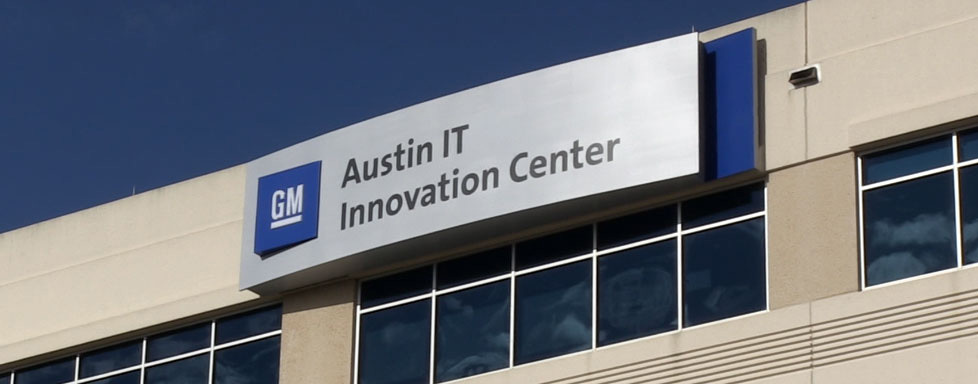 lunch break area with four round tables and two long rectangular counter tops with chairs at Austin IT Innovation Center